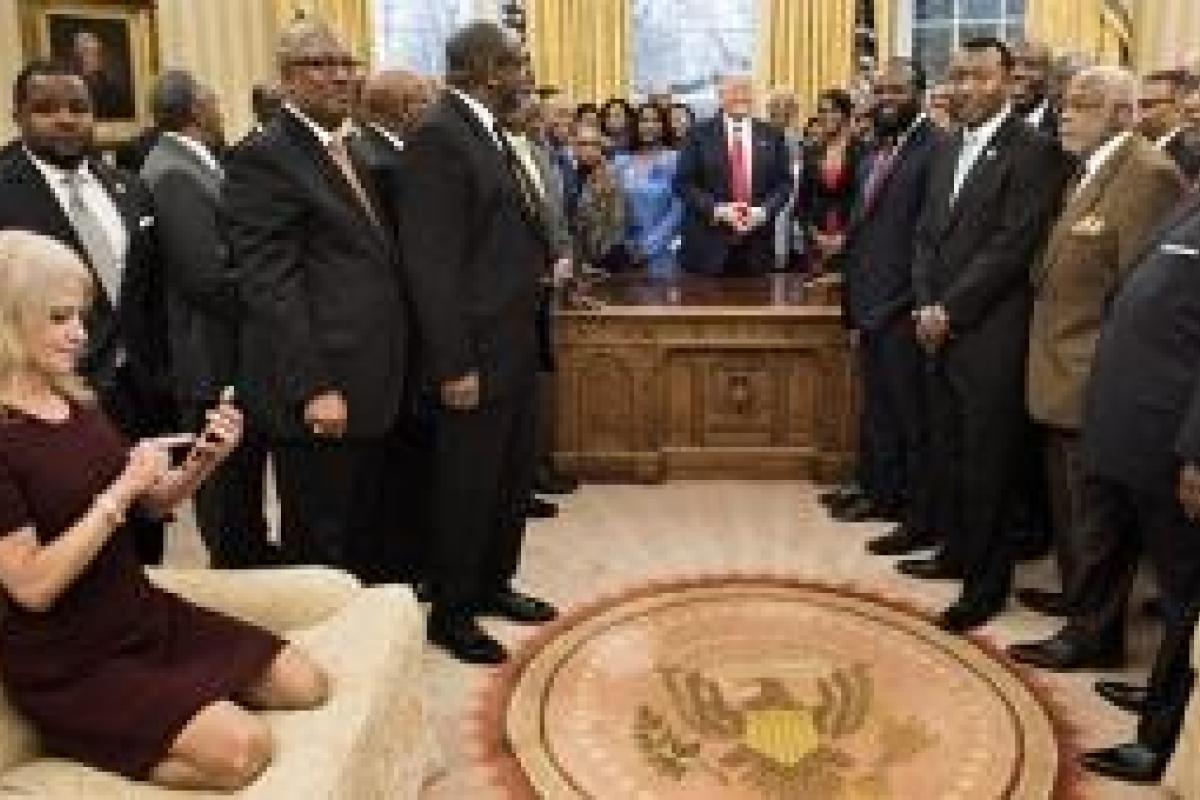 Блондинка и чернокожие мужчины: соцсети обсуждают откровенную позу советницы Трампа