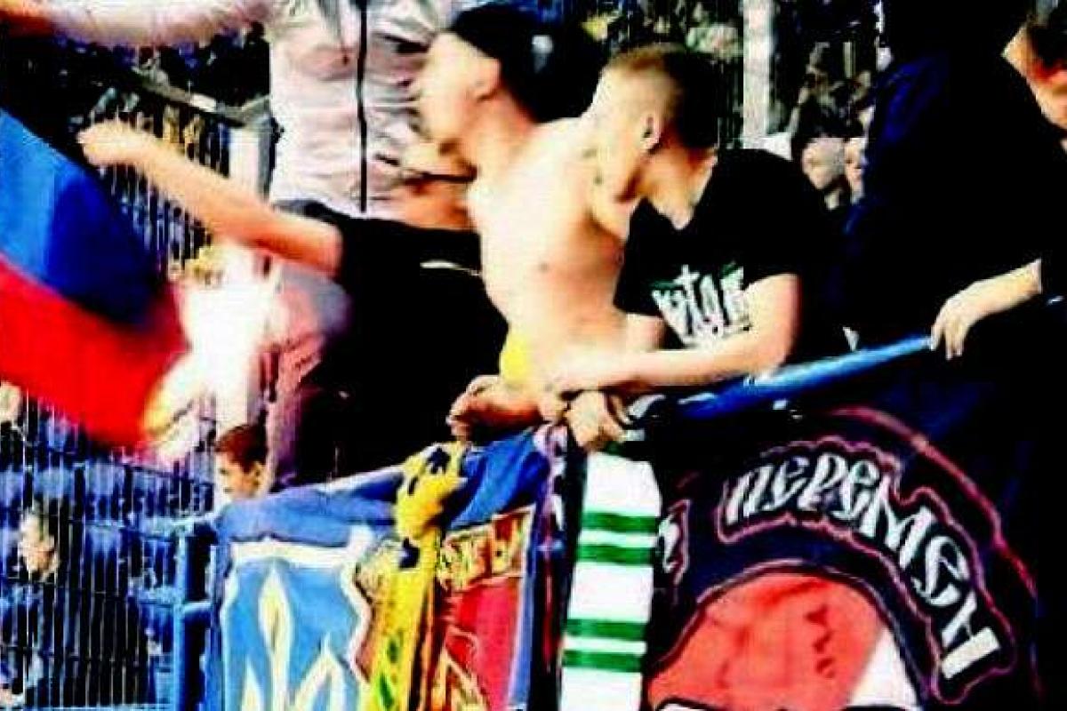 Футбольные фанаты сожгли "тряпку ДНР" на стадионе Металлист Футбольные фанаты сожгли "тряпку ДНР" на стадионе Металлист