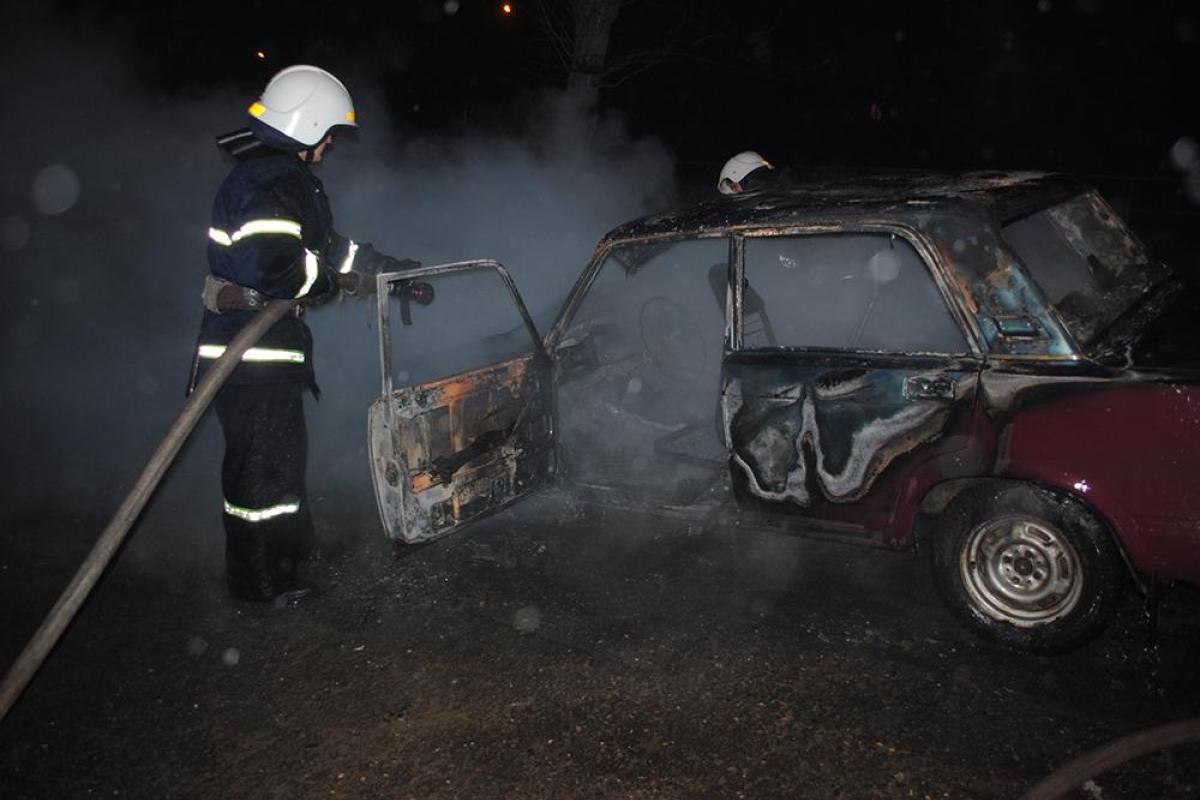 Николаевские пожарные тушили горящее авто Николаевские пожарные тушили горящее авто