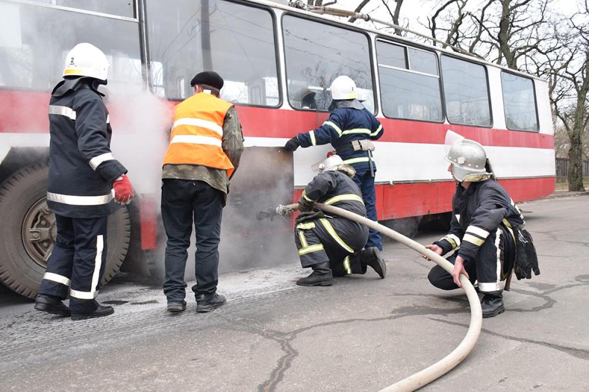В Николаеве загорелся троллейбус В Николаеве загорелся троллейбус