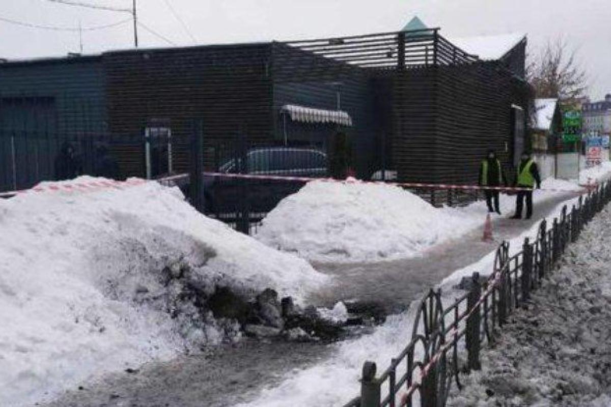 В Киеве взрывом разворотило тротуар, пострадали прохожие В Киеве взрывом разворотило тротуар, пострадали прохожие