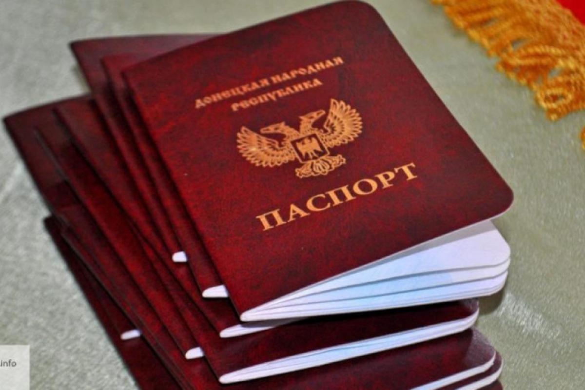 Беларусь не признает паспорта "ЛДНР": жители "республик" не смогут въехать в страну по данным документам