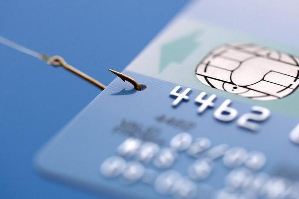 У жителей оккупированной территории и переселенцев забирают деньги с карт