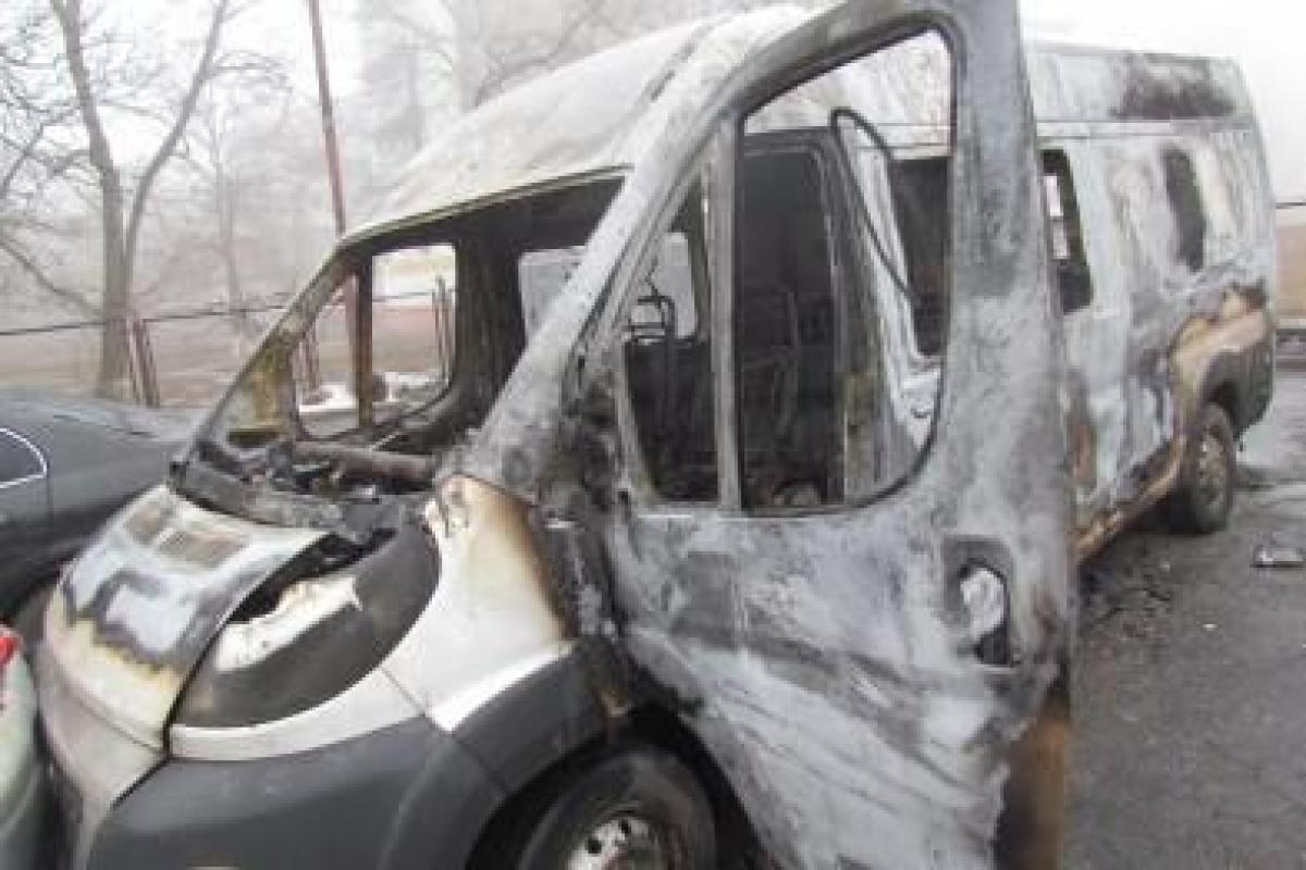 Разборки похоронных служб: в Мариуполе сожгли катафалк, огонь перекинулся еще на 6 машин Разборки похоронных служб: в Мариуполе сожгли катафалк, огонь перекинулся еще на 6 машин