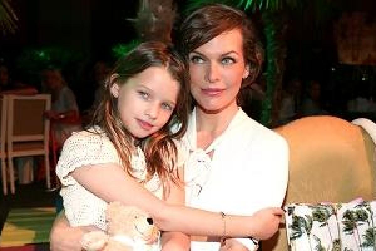 Милла Йовович рассказала, как ее дочь рыдала перед камерой из-за смерти отца