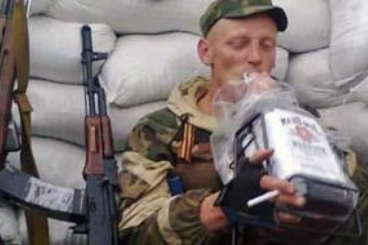 В Донецке снова наплыв боевиков, кучкуются у пирожковых и магазинов: появились фото