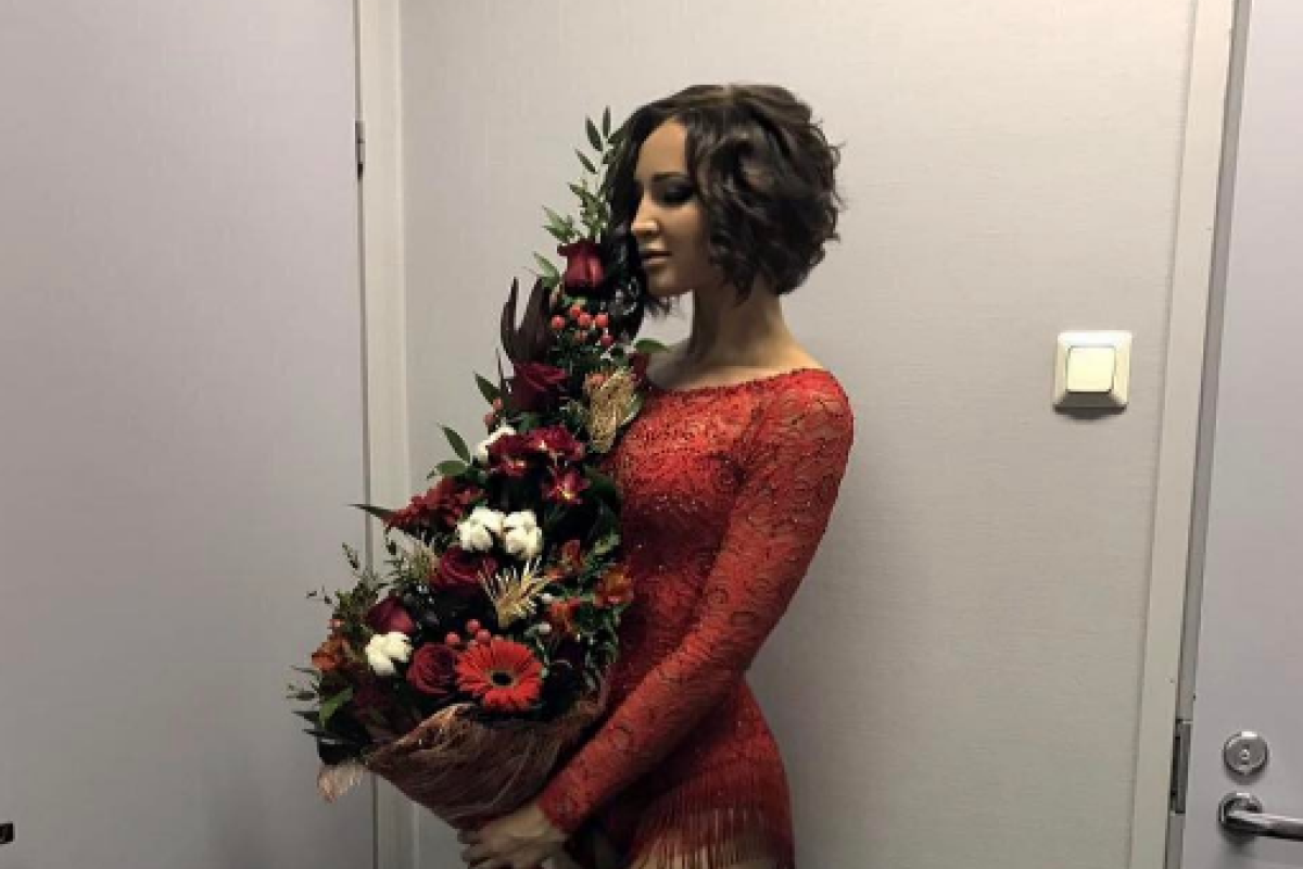 Бузова повредила шею и лежит под капельницей