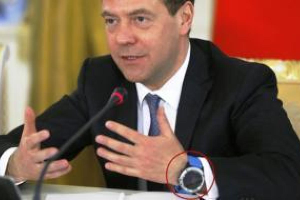 Денег нет, но вы держитесь: У Медведева заметили дорогущие часы Денег нет, но вы держитесь: У Медведева заметили дорогущие часы