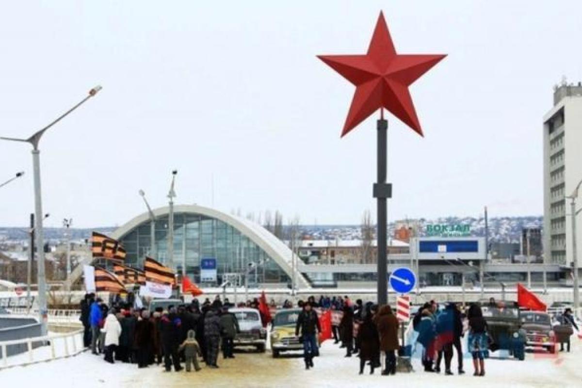 В Луганске боевики торжественно открыли восстановленную «Звезду Победы» В Луганске боевики торжественно открыли восстановленную «Звезду Победы»