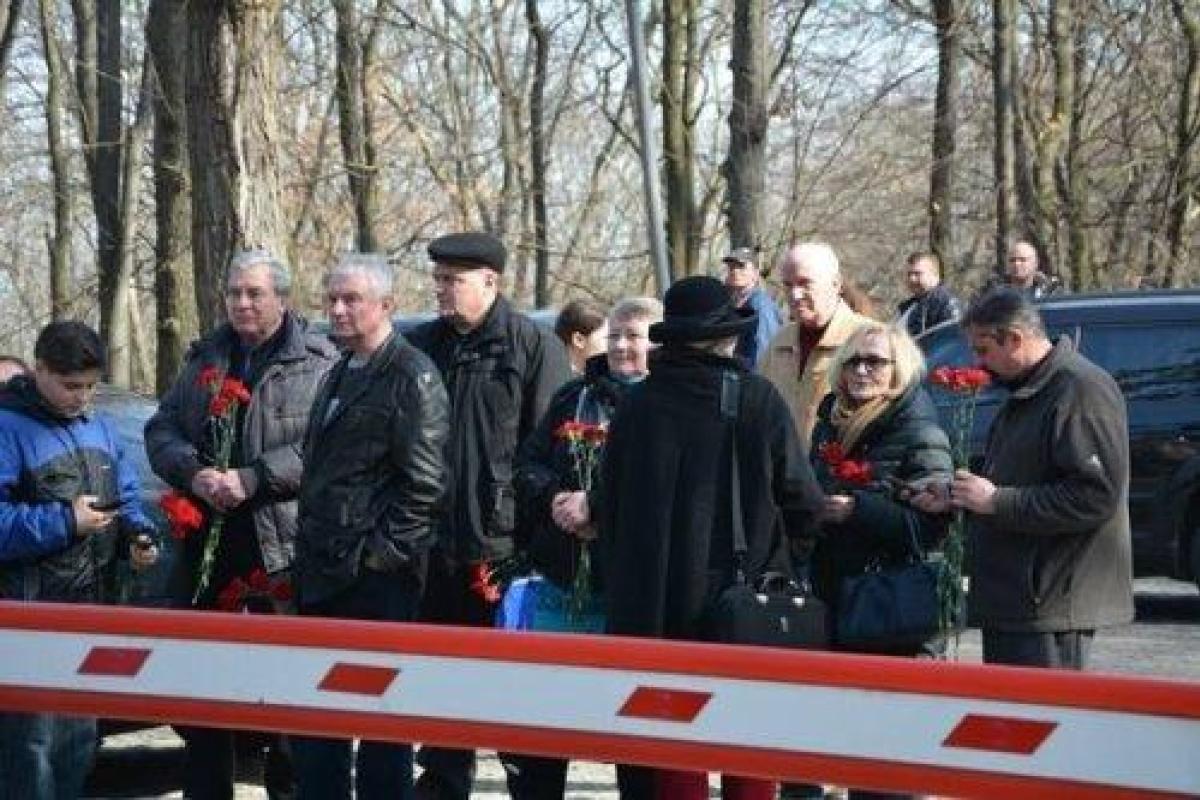 Люди Медведчука подрались с активистами на могиле Шевченко в Каневе Люди Медведчука подрались с активистами на могиле Шевченко в Каневе
