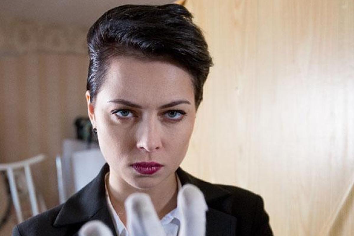 Настасья Самбурская ходит по квартирам россиян и отчитывает их за бардак Настасья Самбурская ходит по квартирам россиян и отчитывает их за бардак