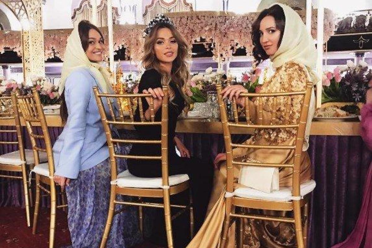 Алена Водонаева после визита в Чечню стала героиней фотожаб Алена Водонаева после визита в Чечню стала героиней фотожаб