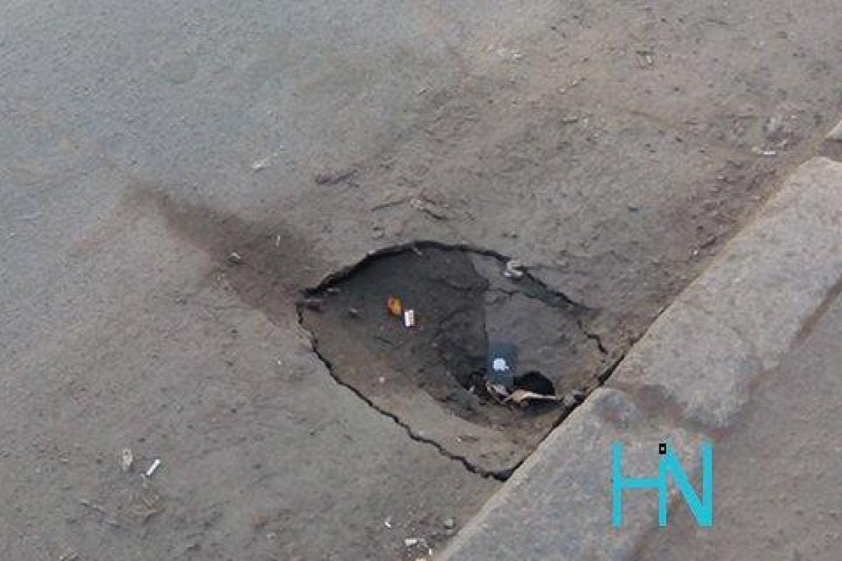 В Николаеве на отремонтированной дороге провалился асфальт В Николаеве на отремонтированной дороге провалился асфальт