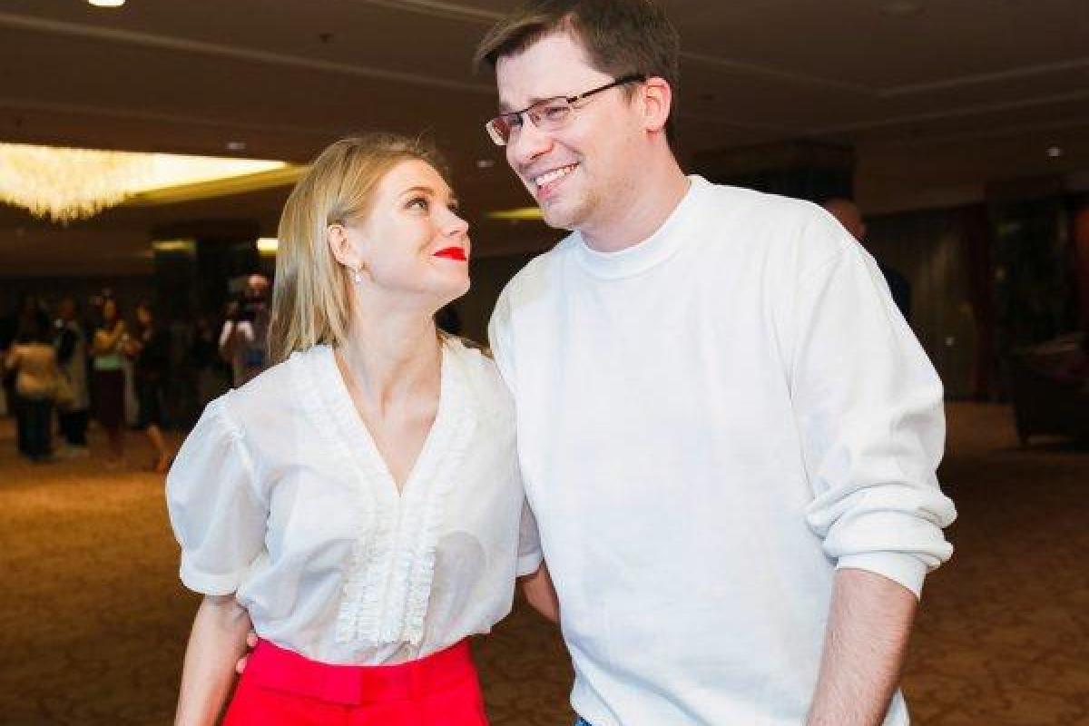 Поклонники недоумевают, почему Гарик Харламов и Кристина Асмус скрывают лицо дочери