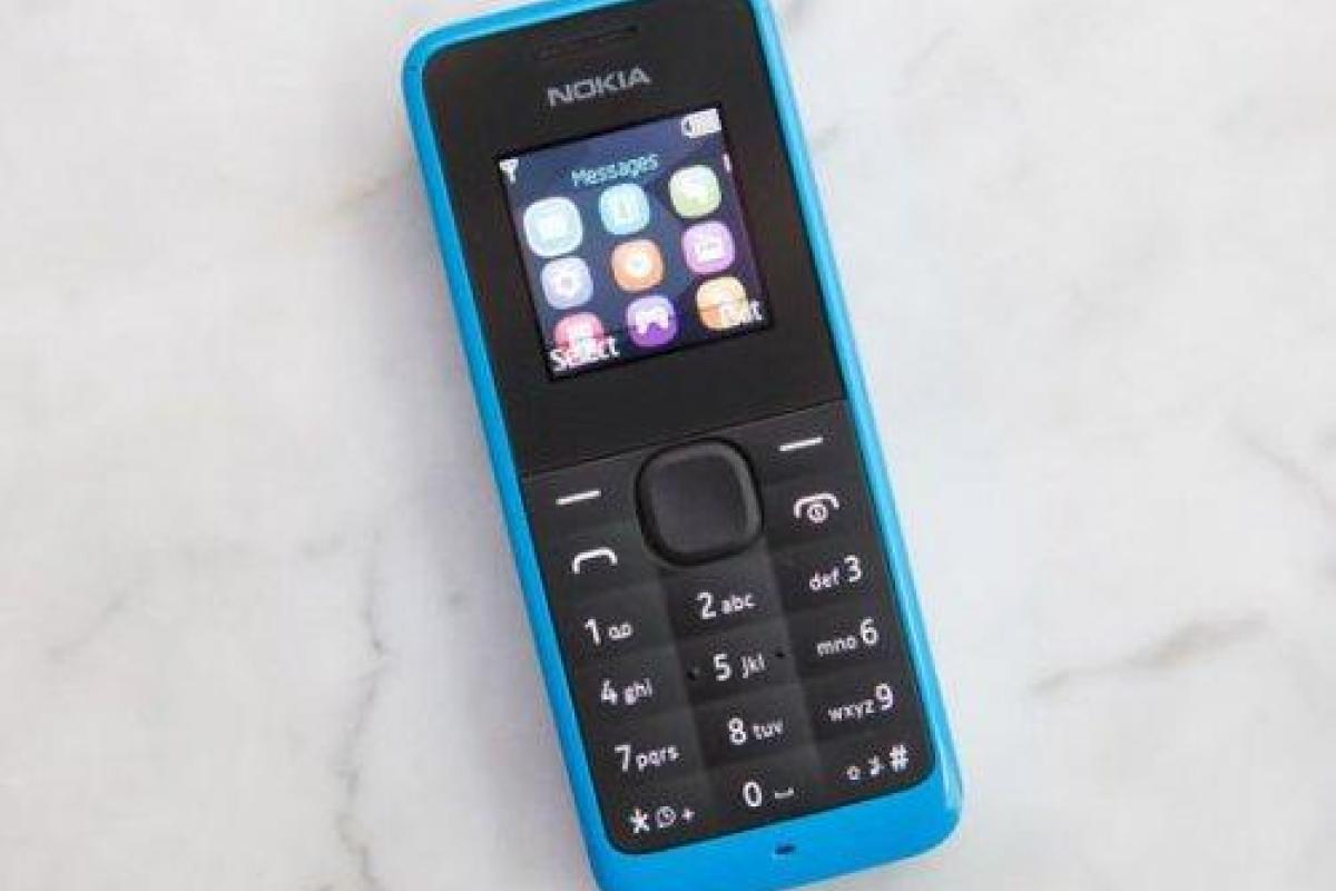 Мужчина получил травму полового органа, когда хотел посмотреть время на мобильном телефоне