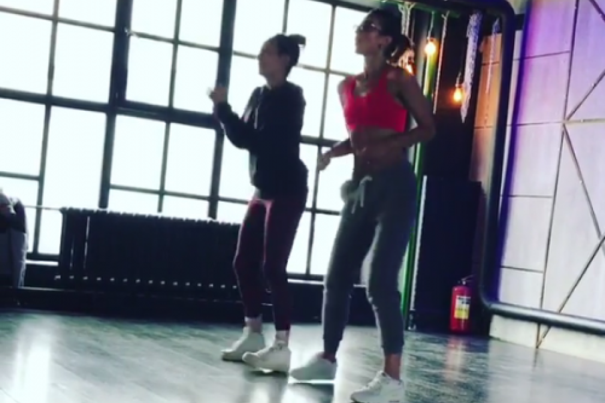 Бузова шокировала поклонников отсутствием груди Бузова шокировала поклонников отсутствием груди