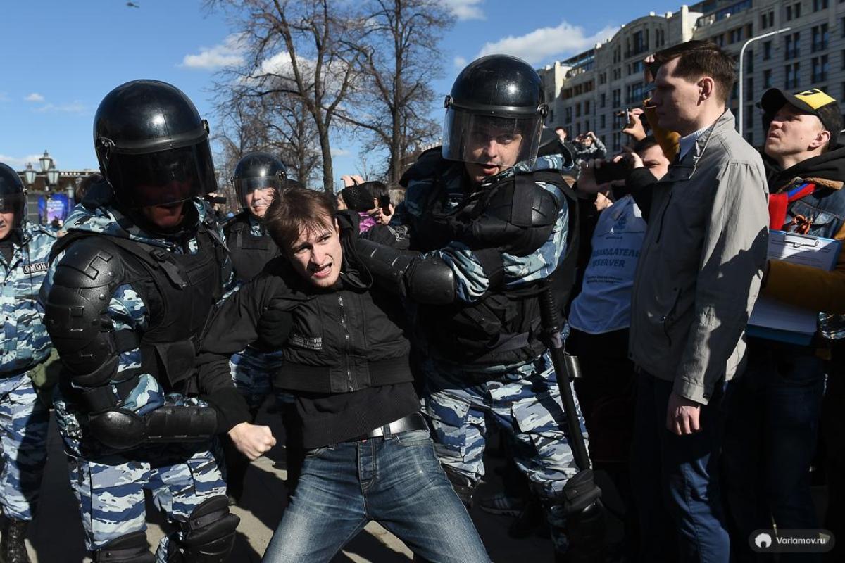 В отделения полиции Москвы были доставлены 1030 участников акции протеста - СМИ