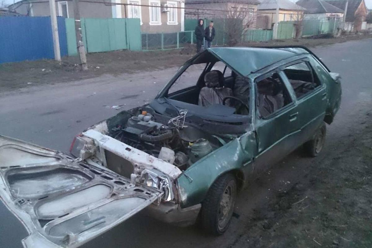 На Луганщине несовершеннолетний водитель опрокинулся на легковушке, пострадали 4 человека На Луганщине несовершеннолетний водитель опрокинулся на легковушке, пострадали 4 человека