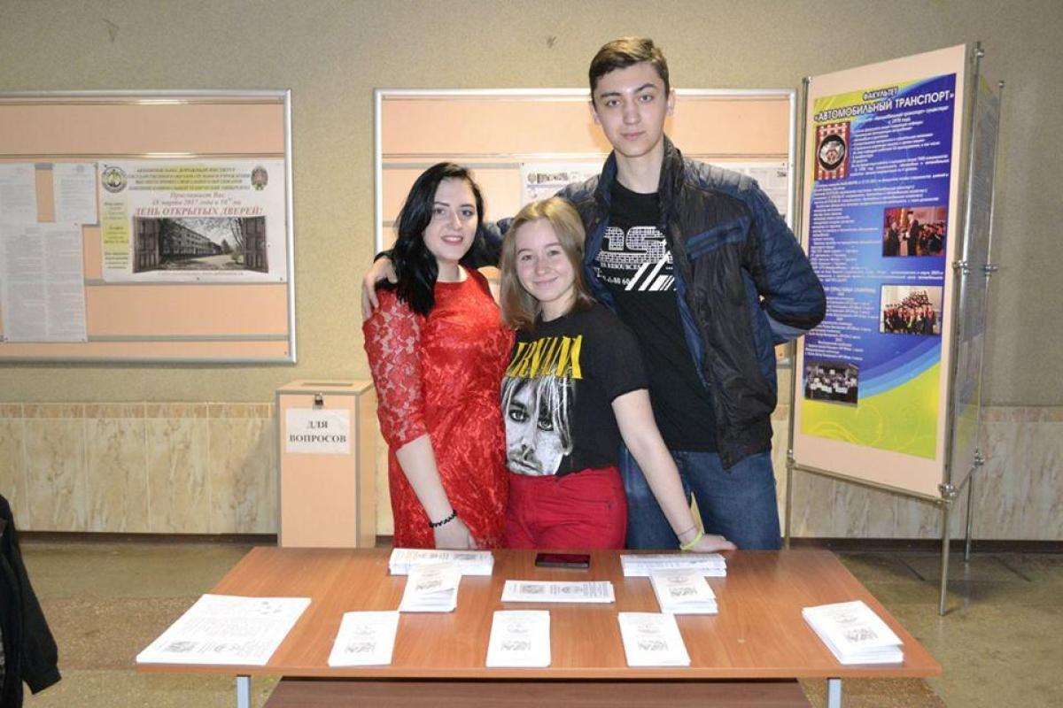 В горловском вузе не пустили на день открытых дверей сепаратистов с флагами "ДНР"