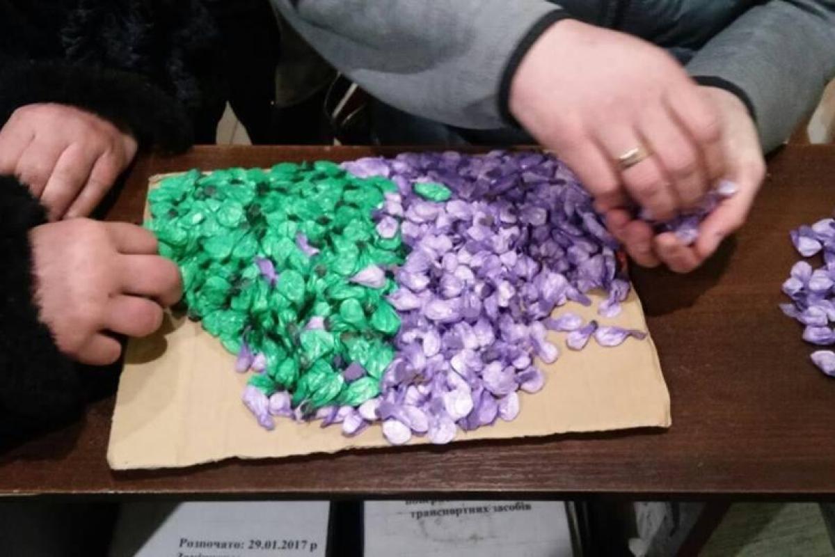 В "ДНР" везли крупную партию метадона: свертки с наркотиком обнаружили у задержанного в самом интересном месте В "ДНР" везли крупную партию метадона: свертки с наркотиком обнаружили у задержанного в самом интересном месте