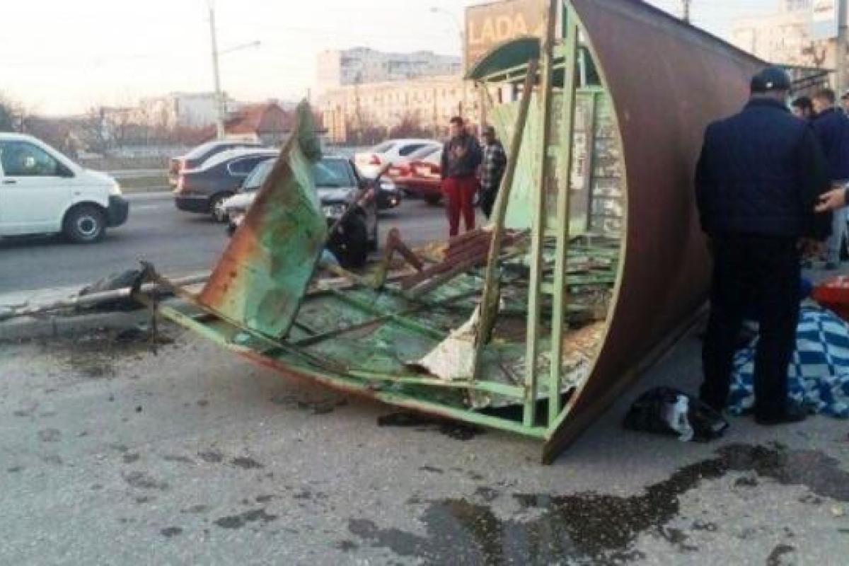 ДТП в Симферополе: водитель иномарки снес остановку с людьми ДТП в Симферополе: водитель иномарки снес остановку с людьми