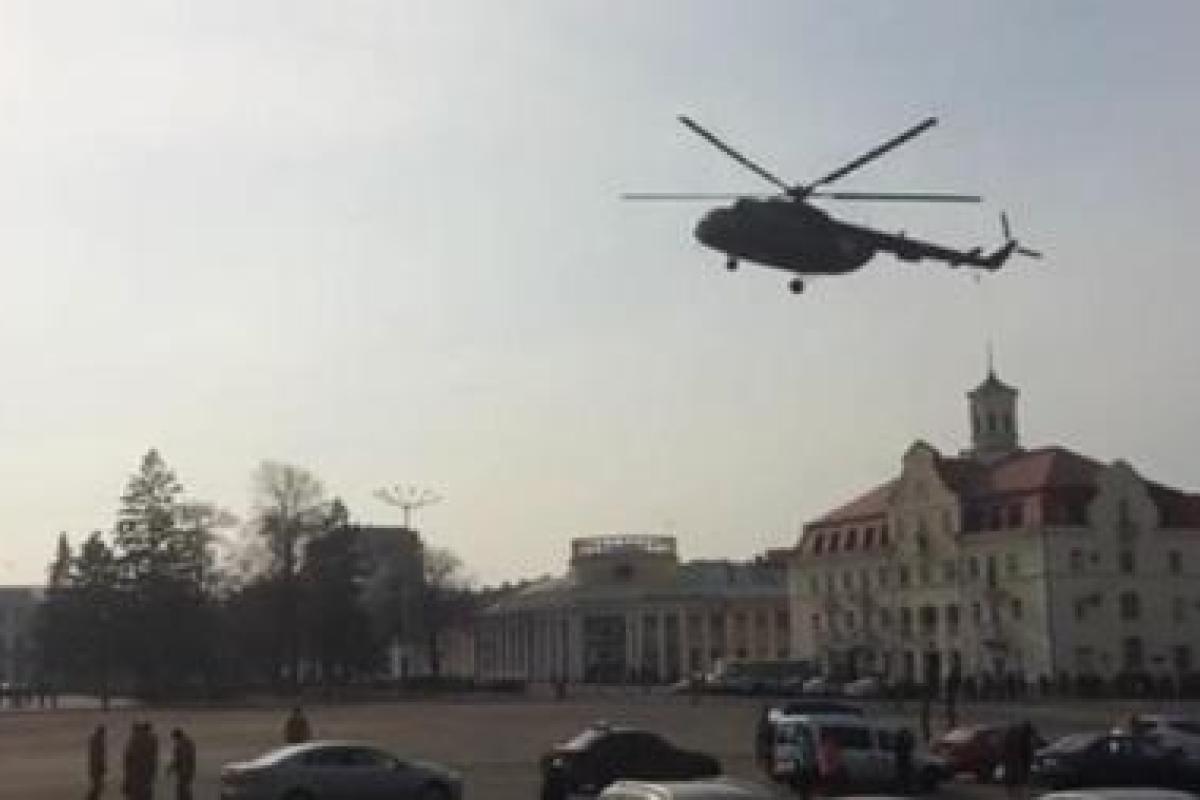 В центре Чернигова сел вертолет, чтобы забрать генерала