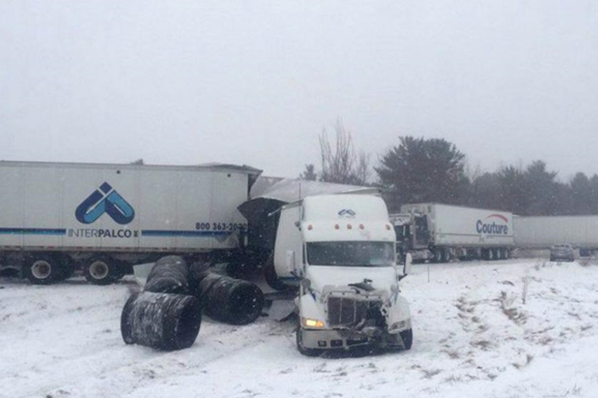 Масштабное ДТП в Канаде: столкнулись 30 машин, есть жертвы Масштабное ДТП в Канаде: столкнулись 30 машин, есть жертвы