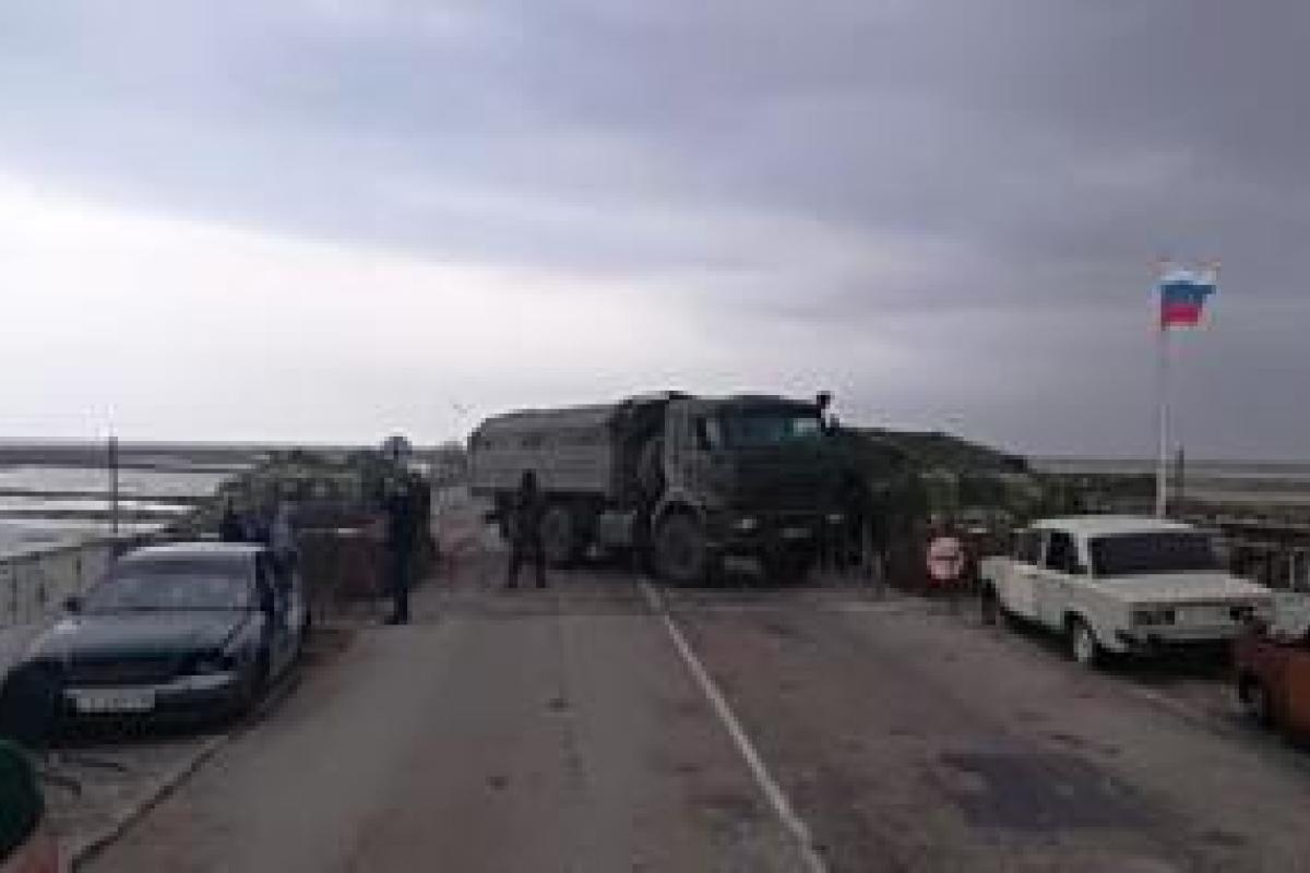 На Чонгаре российские военные перекрыли дорогу колючей проволокой