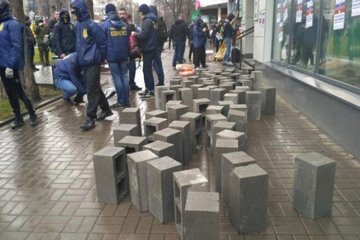 В Краматорске активисты заблокировали Сбербанк России, под здание принесли кирпичи