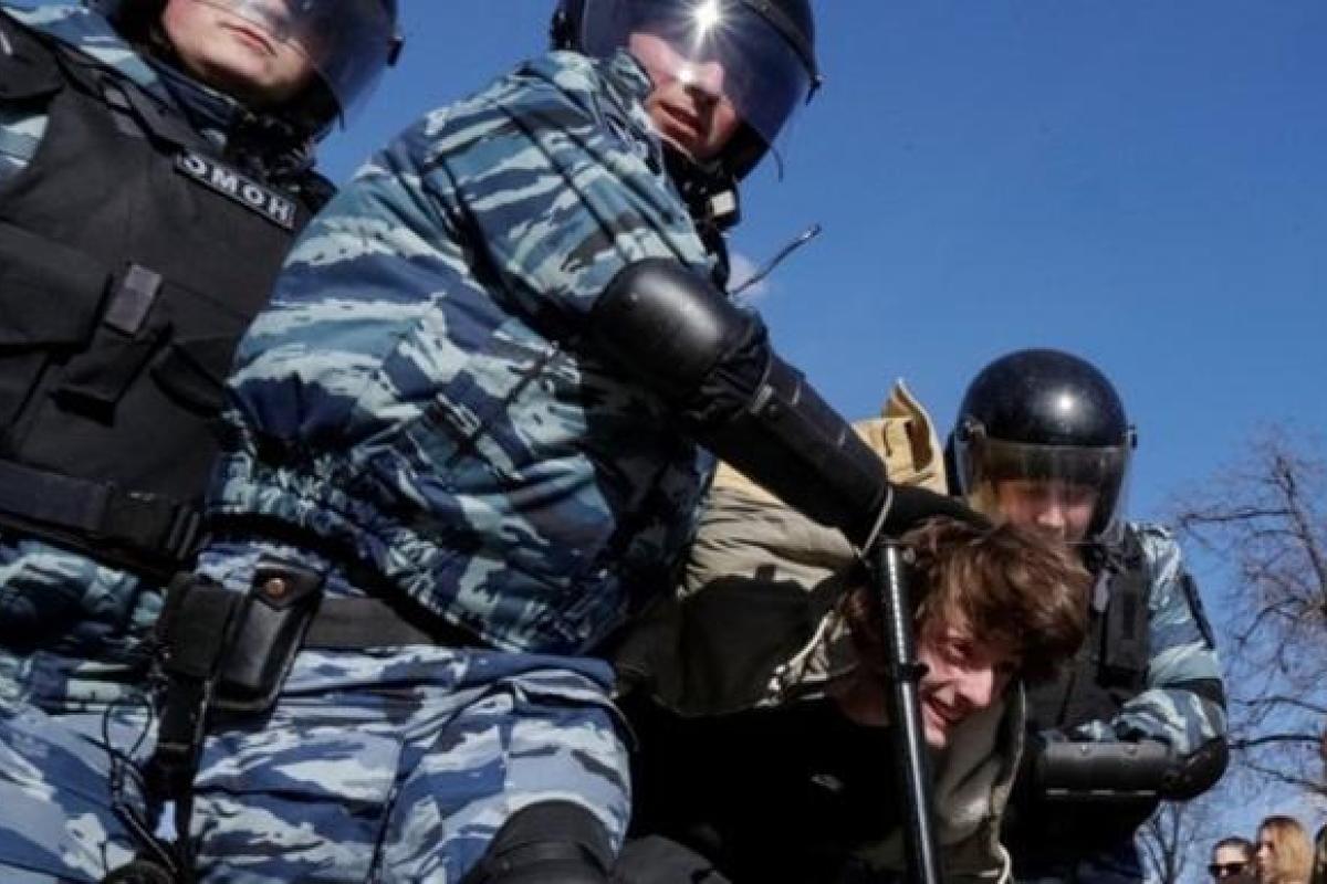 Рабинович: "Путин, ты нарушаешь Конституцию, тебя самого надо сажать в тюрьму!"