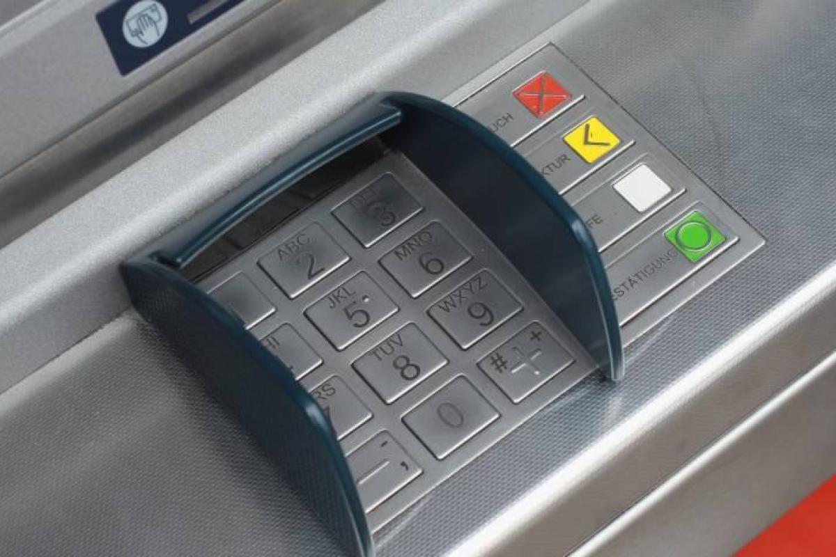 В Рубежном неизвестные ограбили банкомат на сумму 130 тысяч гривен В Рубежном неизвестные ограбили банкомат на сумму 130 тысяч гривен