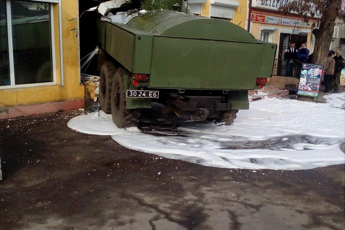 Страшная авария в Николаеве: военный бензовоз въехал в зоомагазин, есть жертвы Страшная авария в Николаеве: военный бензовоз въехал в зоомагазин, есть жертвы