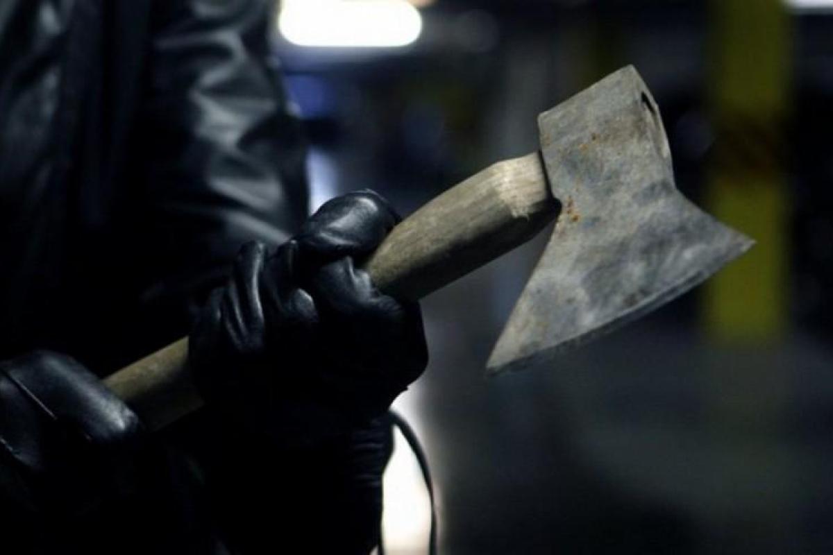 В Таллине мужчина с топором ворвался в банк и повредил технику