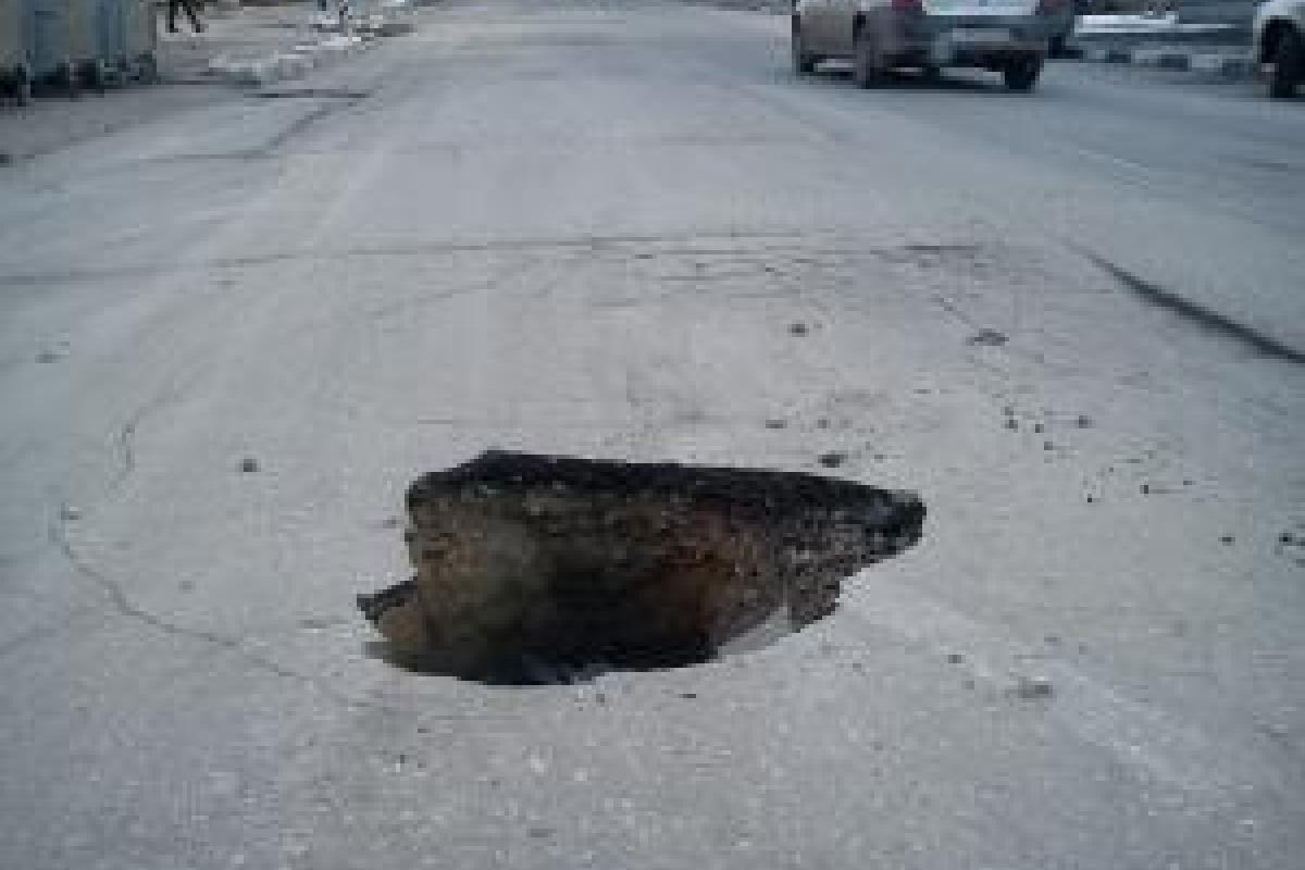 В России мужчина провалился под землю прямо на остановке: опубликовано шокирующее видео