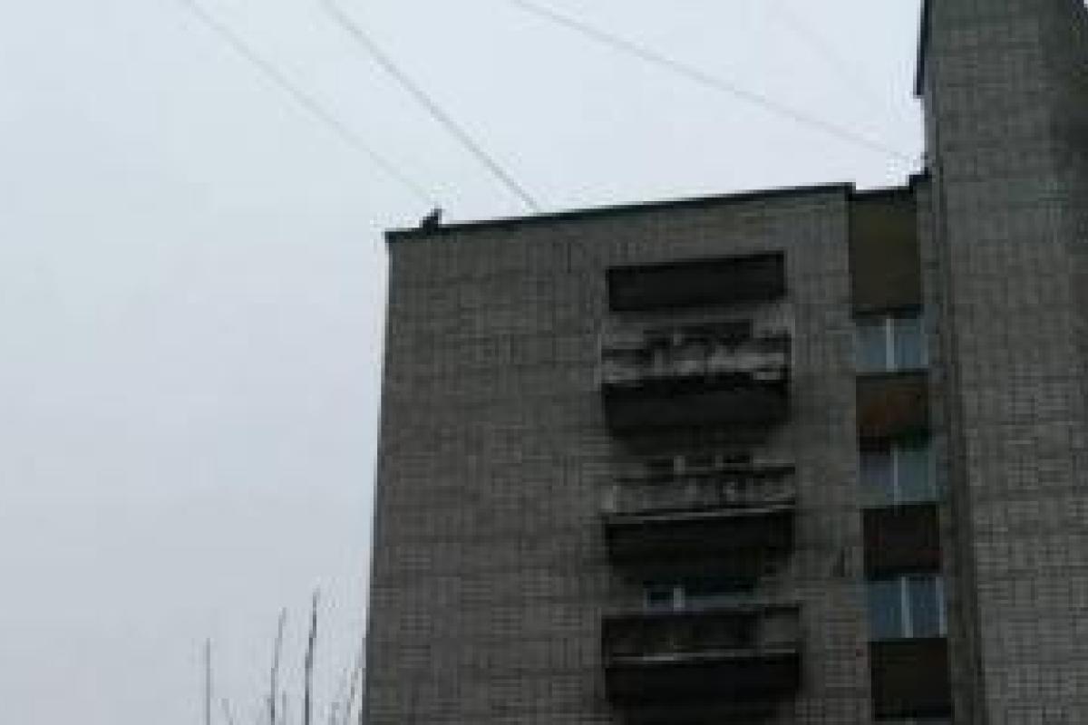 На Львовщине спасли 13-летнего мальчика, который хотел спрыгнуть с крыши 9-этажного дома На Львовщине спасли 13-летнего мальчика, который хотел спрыгнуть с крыши 9-этажного дома