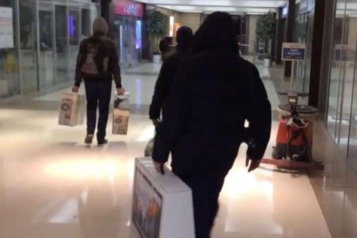 У Навального ночью полиция провела обыск У Навального ночью полиция провела обыск