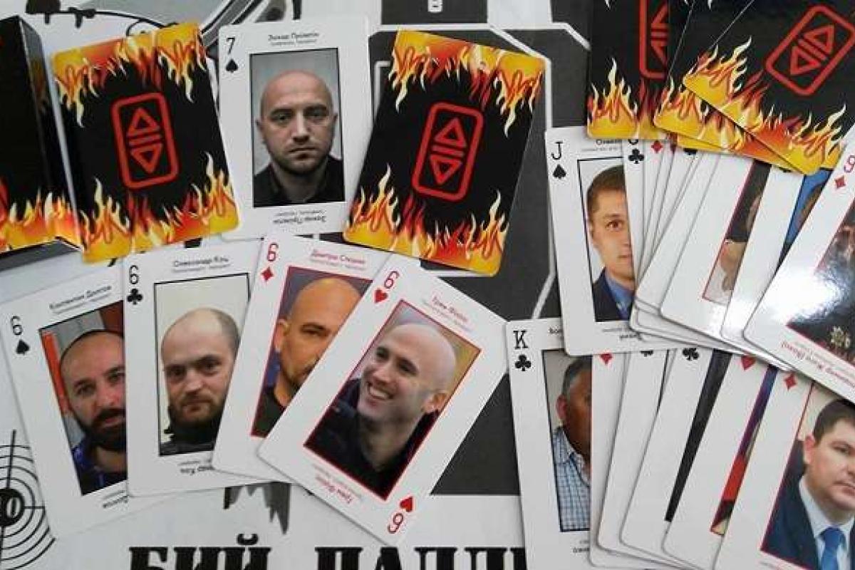 Боевиков шокировала «расстрельная» колода карт с их лицами у бойцов АТО Боевиков шокировала «расстрельная» колода карт с их лицами у бойцов АТО