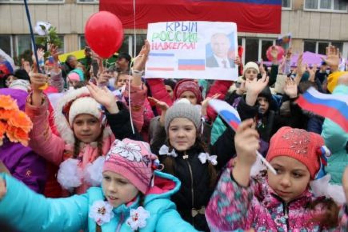 Крым шокировал таким количеством людей, отмечавших аннексию Крыма Крым шокировал таким количеством людей, отмечавших аннексию Крыма
