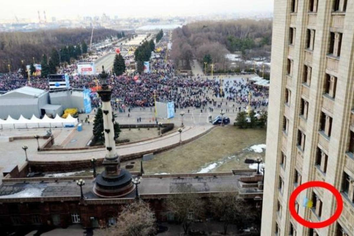 В Москве ФСБшники избили аспиранта за украинский флаг