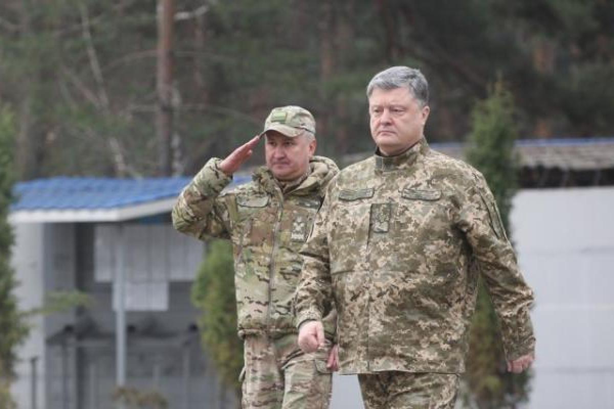 Эксперты: Порошенко решил готовиться к досрочным выборам Эксперты: Порошенко решил готовиться к досрочным выборам