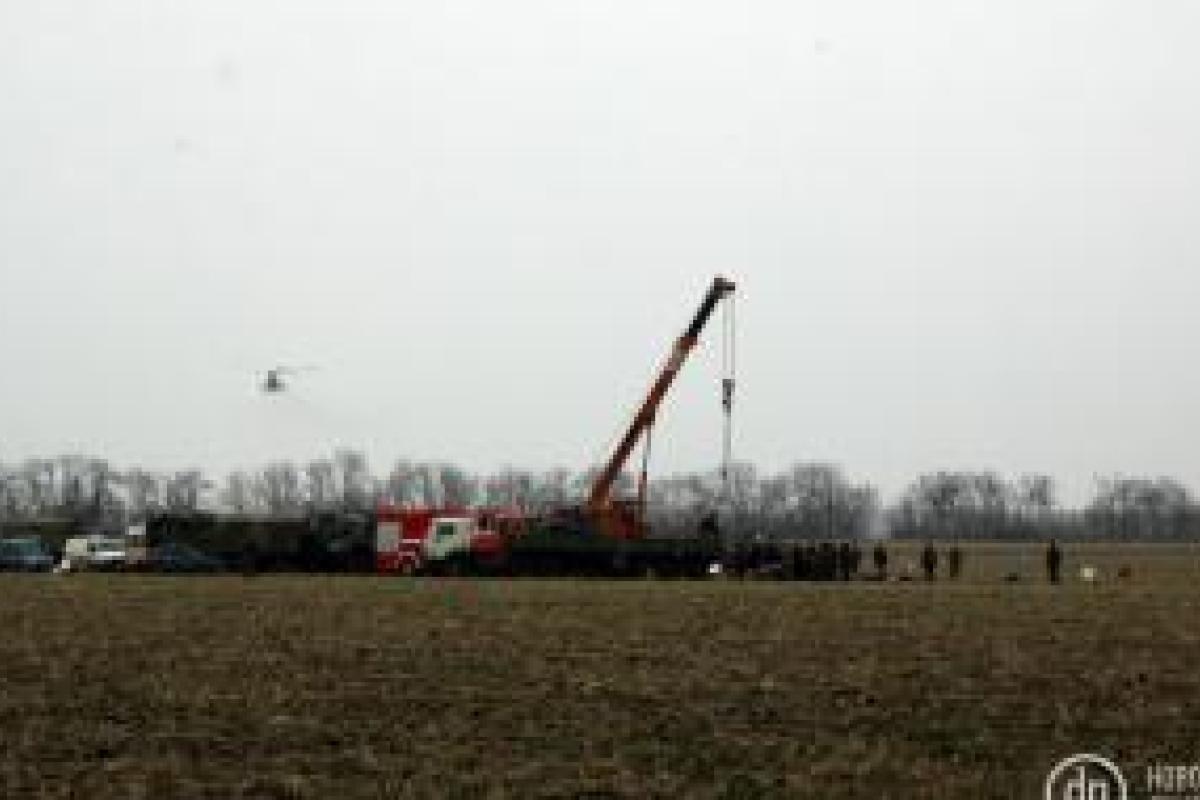 Авиакатастрофа под Краматорском: спасатели эвакуируют тела погибших