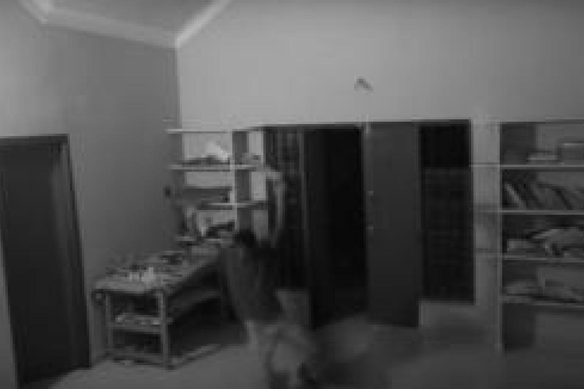 Шокирующее видео: в сети обсуждают ролик, на котором призрак из шкафа напал на подростка