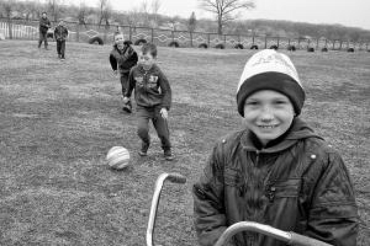 Украинский фотограф поразил черно-белыми снимками детей из зоны АТО и историей о голубях