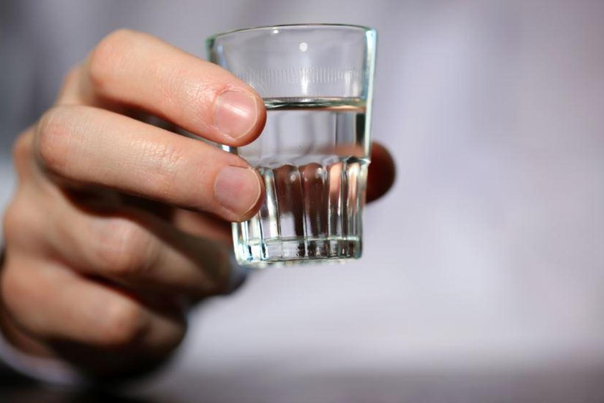 В Мариуполе произошел шокирующий инцидент: пьяный мужчина забыл ребенка на прогулке