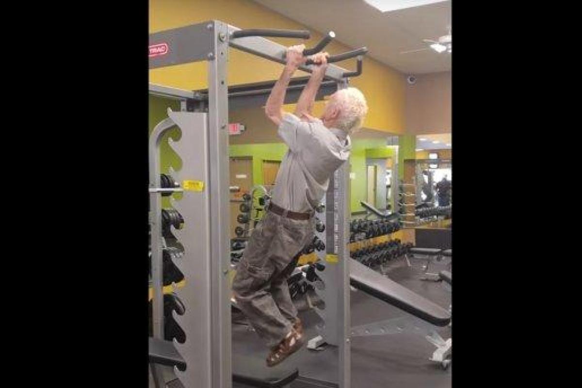 Невероятное видео: 90-летний дедушка в свой день рождения подтянулся 24 раза Невероятное видео: 90-летний дедушка в свой день рождения подтянулся 24 раза