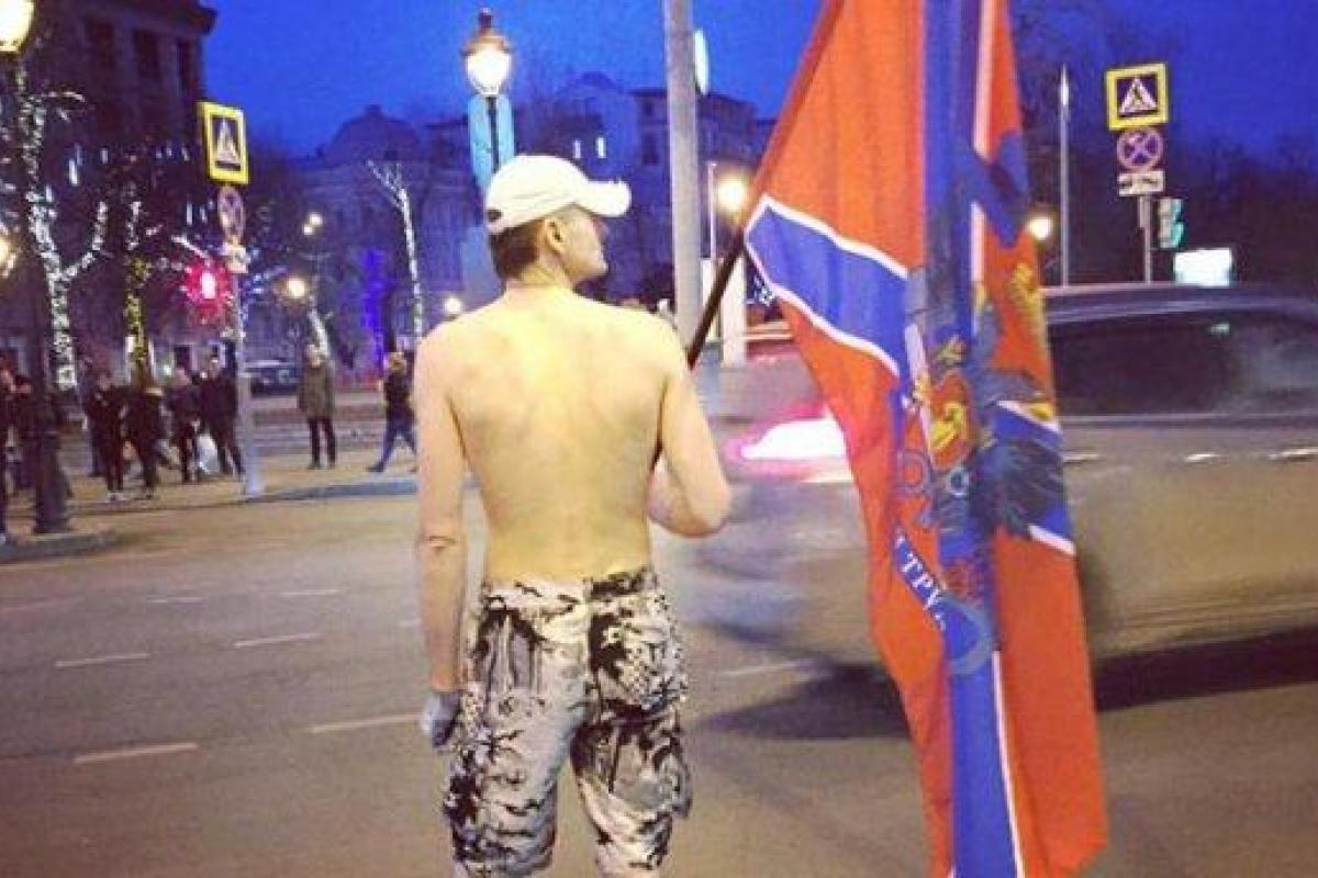 В центре Москвы полуголый мужчина размахивал флагом "Новороссии" - блогер В центре Москвы полуголый мужчина размахивал флагом "Новороссии" - блогер