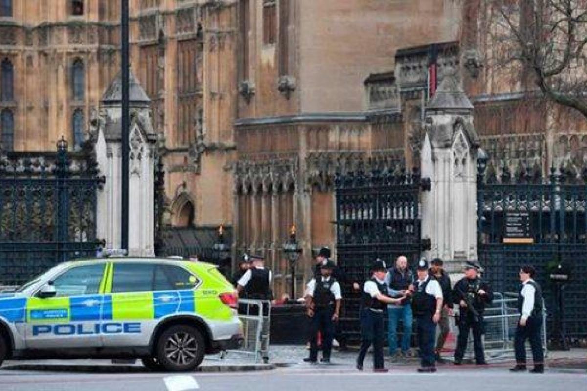 Возле парламента Великобритании произошла перестрелка: есть раненые
