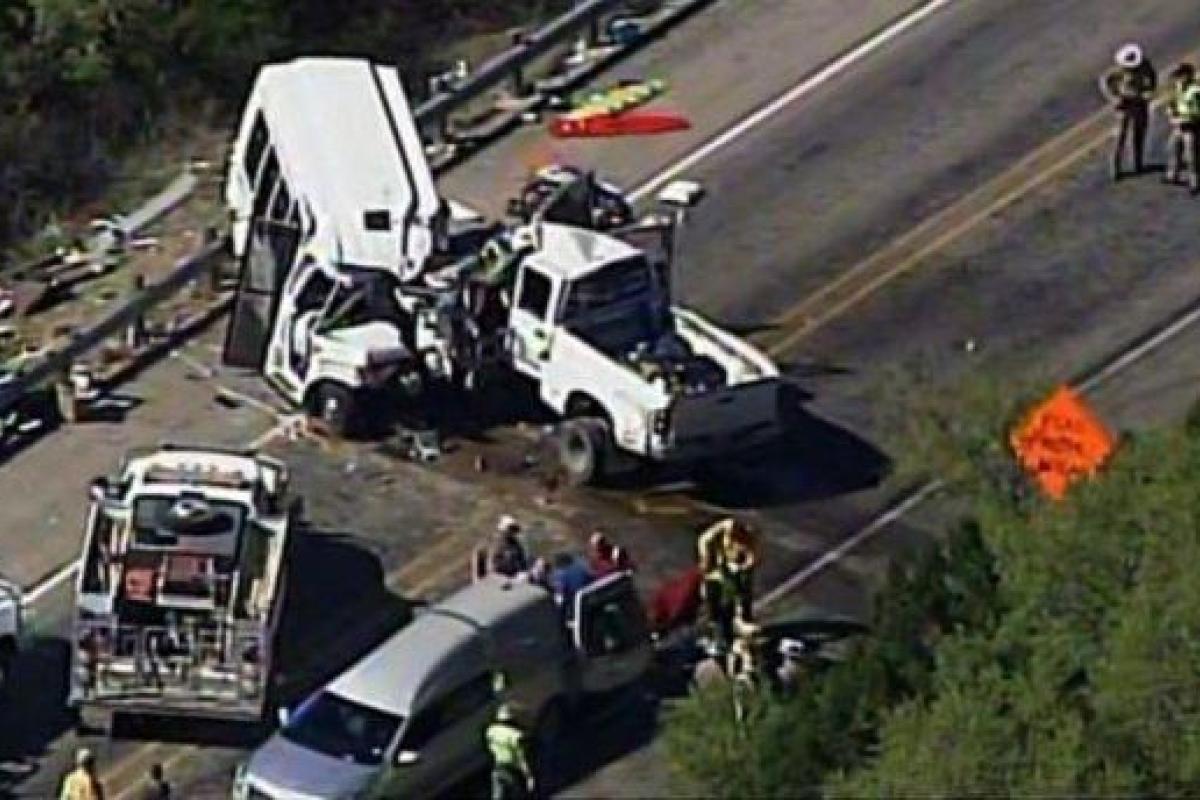 В Техасе в жуткой аварии погибли 12 прихожан В Техасе в жуткой аварии погибли 12 прихожан