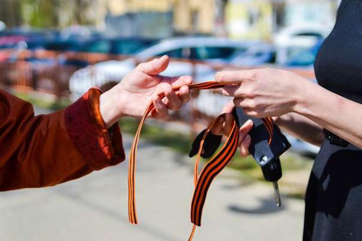 Драка из-за колорадских лент: участник АТО ударил головой в нос генерала Драка из-за колорадских лент: участник АТО ударил головой в нос генерала