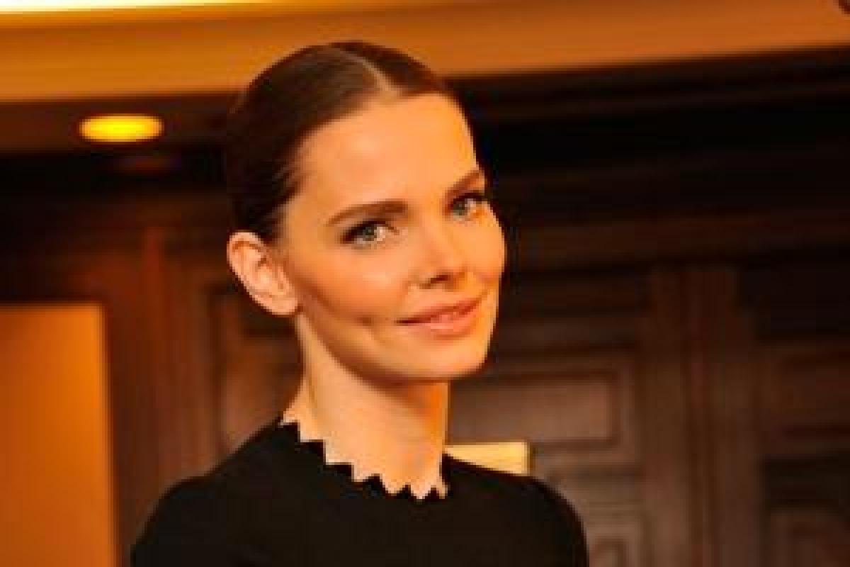 Елизавета Боярская порадовала поклонников платьем с откровенным декольте